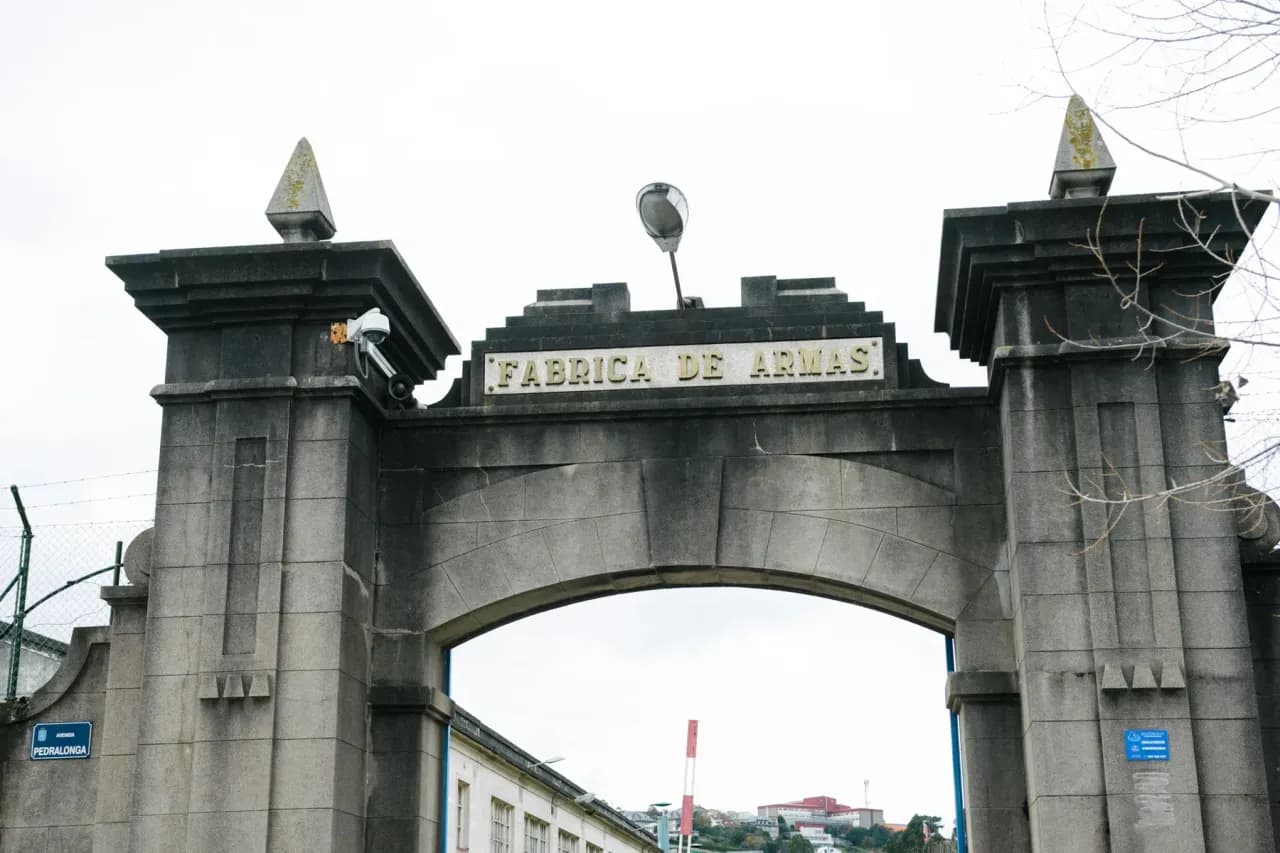 Arco de pedra de entrada á antiga Fábrica de Armas da Coruña, coa inscrición «FABRICA DE ARMAS».
