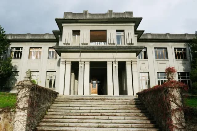 Fachada monumental da Fábrica de Armas antes da rehabilitación, coa súa escalinata de acceso e o frontón clásico.