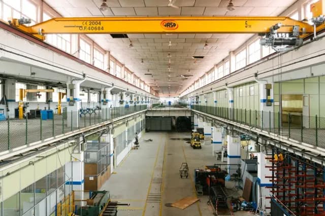 Nave da Fábrica de Armas coa súa grúa ponte antiga antes da rehabilitación: é o espazo que hoxe é o atrio.